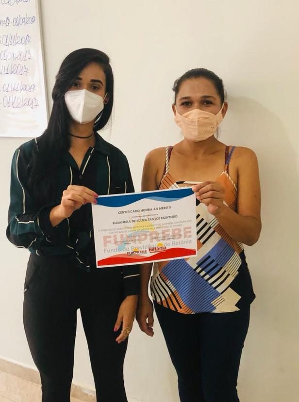 O Fundo de Previdência de Betânia realizou a entrega do Diploma de Mérito Funcional à servidora aposentada e dos Certificados de Honra ao Mérito aos pensionistas