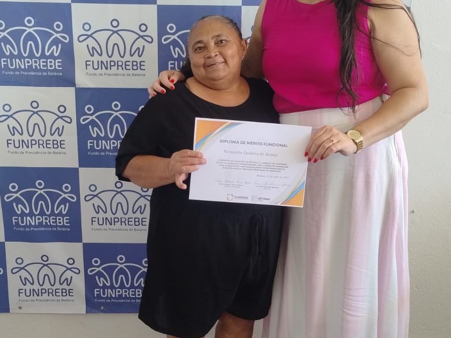 Entrega do Diploma de Mérito Funcional a Rivanilda Quitéria de Araújo
