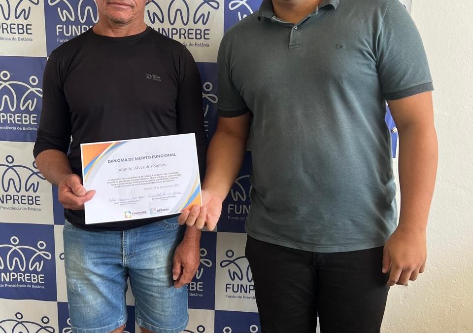 Entrega do Diploma de Mérito Funcional a Jurandir Alves dos Santos